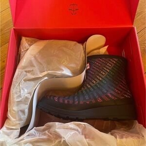 NIB Hunter Women’s Play Short Logo Rainbow Boot - Xray Navy - size 6